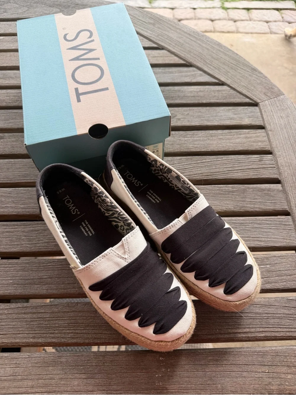 TOMS Black & Cream Valencia Scalloped Slip-On Espadrilles Size 6.5